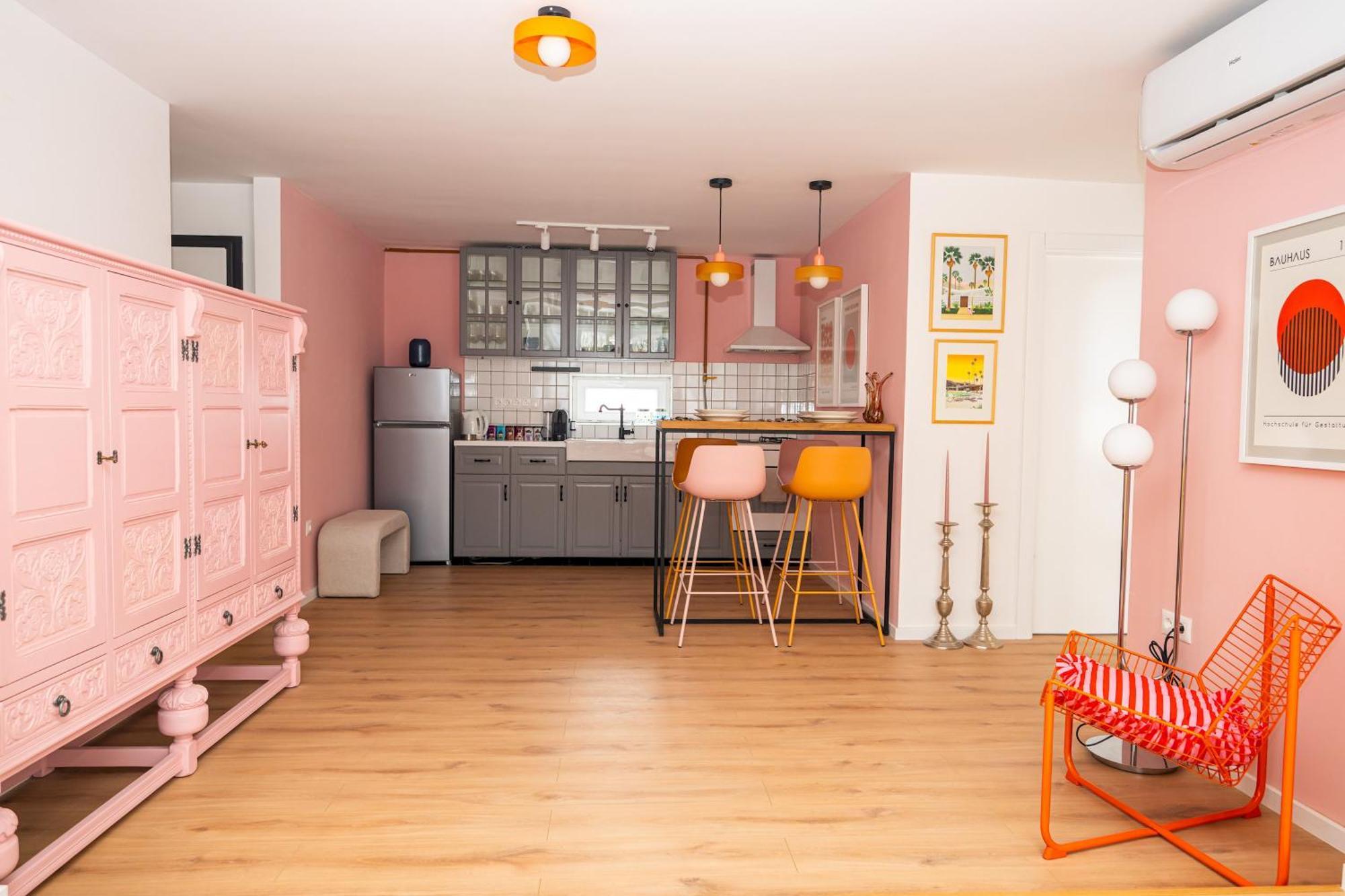 Apartment Colorful 3-bedroom