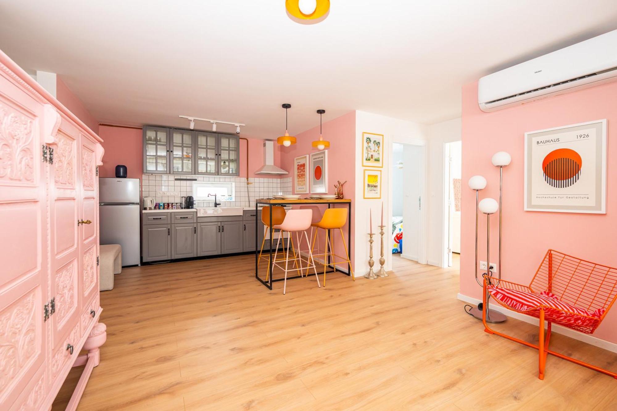 Colorful 3-bedroom Apartment *